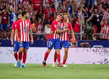 Los jugadores rojiblancos celebran con Marcos Llorente el tercer gol al Granada. 