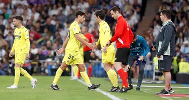 Terrats, con aparentes problemas musculares, es sustituido por Trigueros.