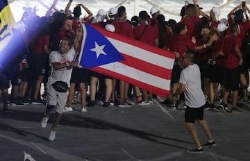 A las 8 de la noche comenzó la clausura de las justas que estuvo marcada por tres aspectos. La entrega de la próxima edición de los Juegos a Panamá que será la próxima sede, la muestra del Carnaval de Barranquilla y el concierto de Silvestre Dangond.