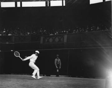 Ren Lacoste contra el australiano, J.O. Anderson durante la semifinal de Wimbledon del 2 de julio de 1925. 
