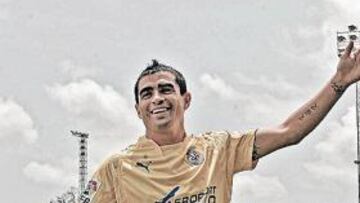 <b>PRESENTADO. </b> El 'Caño' se enfundó por primera vez la camiseta del conjunto amarillo .