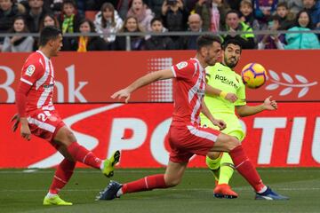 El jugador del Barcelona, Luis Suárez, pelea un balón ante el jugador del Girona, Pedro Alcalá.