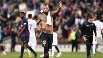 Barcelona's Chilean midfielder Arturo Vidal aknowledges applaude after the Spanish League football match between Barcelona and Getafe at the Camp Nou Stadium in Barcelona on May 12, 2019. (Photo by Josep LAGO / AFP)