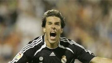 <B>EL DUEÑO DEL GOL.</B> Van Nistelrooy firmó un doblete y sólo está a un gol de ganar la Bota de Oro.