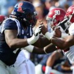 El mejor tackle del draft vuelve a jugar para Ole Miss
