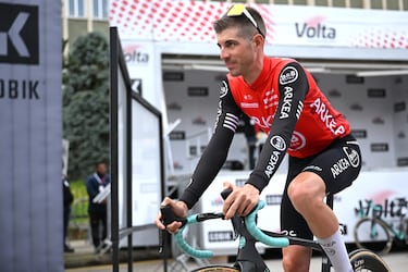 El de El Ejido es uno de los mejores escaladores del Arkea, y esta campaña logró un triunfo en la clásica del Mercan Tour francesa. Además, el pasado año tuvo un papel protagonista en la fuga victoriosa para su compañero Vauquelin, todavía con el Tour en tierras italianas, y será una de las grandes referencias del equipo francés.