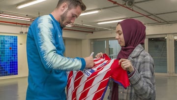 Zeynab: la joven que idolatra a Fernando Torres y esperó dos horas a Simeone