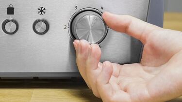 Una tostadora Cecotec con doble ranura para pan y bollería, por 29,90 euros