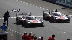 Le Mans (France), 22/08/2021.- Toyota Gazoo Racing car (starting no.7) (L) a Toyota GR010 Hybrid with Mike Conway of Great Britain, Kamui Kobayashi of Japan and Jose Maria Lopez of Argentina crosses the finish line to win Le Mans 24 Hours race in Le Mans, France, 22 August 2021. Toyota Gazoo Racing car (starting no.8) (R) a Toyota GR010 Hybrid with Sebastien Buemi of Switzerland, Kazuki Nakajima of Japan and Brendon Hartley of New Zeland finishes second placed. (Francia, Gran Breta&ntilde;a, Jap&oacute;n, Suiza, Reino Unido) EFE/EPA/YOAN VALAT