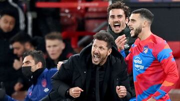 Simeone corre hacia el vestuario tras la victoria del Atlético al United.