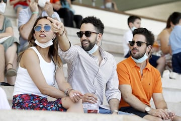 Gran ambiente en las gradas del Hipódromo de Madrid en la vuelta de las carreras de caballos tras la crisis del Covid-19.