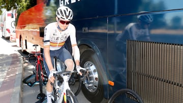 El ciclista español del Ineos Grenadiers Carlos Rodríguez hace rodillo antes d euna etapa en la Vuelta a España.