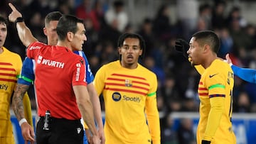 Vitor Roque y su primera roja en Barcelona: Entrada temeraria