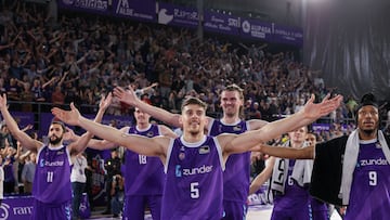 Los jugadores del Zunder Palencia celebran con la afición la victoria ante el Río Breogán.