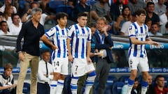 SAN SEBASTIÁN, 03/09/2022.- El entrenador de la Real Sociedad Imanol Alguacil (i) junto a sus jugadores Take Kubo (2i), Barrenetxea (c) y Elustondo (d) durante el partido de la cuarta jornada de LaLiga que disputan Real Sociedad y Atlético de Madrid, este sábado en el estadio Reale Arena de San Sebastián. EFE/ Javier Etxezarreta
