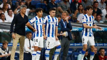SAN SEBASTI?N, 03/09/2022.- El entrenador de la Real Sociedad Imanol Alguacil (i) junto a sus jugadores Take Kubo (2i), Barrenetxea (c) y Elustondo (d) durante el partido de la cuarta jornada de LaLiga que disputan Real Sociedad y Atl¨¦tico de Madrid, este s¨¢bado en el estadio Reale Arena de San Sebasti¨¢n. EFE/ Javier Etxezarreta