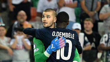 Ousmane Dembele y Lucas Chevalier.