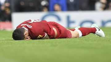 Lovren, tendido sobre el césped después de ser golpeado en la cara por Lukaku.