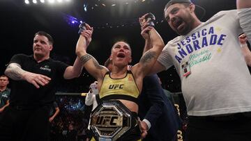 Jessica Andrade celebra su victoria sobre Rose Namajunas en el UFC 237.