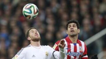 Sergio Ramos, en pugna con Diego Costa.