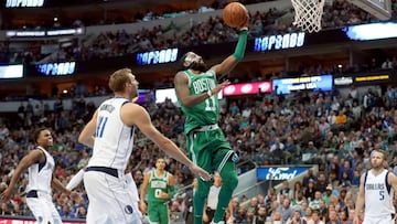 Kyrie Irving penetra a canasta ante la mirada de Dirk Nowitzki.