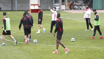 Míchel dando instrucciones en el entrenamiento.