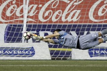 Futbol, Audax vs Universidad Catolica.
Decima fecha, cmapeonato de Clausura 2016/17.
El jugador de Universidad Catolica  Cristopher Toselli controla el balon durante el partido de primera division contra Audax  disputado en el estadio Bicentenario La Florida de Santiago, Chile.
16/04/2017
Javier Torres/Photosport
************

Football, Audax vs Universidad Catolica.
10th date, Clousure Championship 2016/17
Universidad Catolica's player Cristopher Toselli controls the ball during the first division football match against Audax held at the Bicentenario La Florida stadium in Santiago, Chile.
16/04/2017
Javier Torres/Photosport