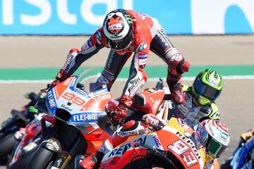 Jorge Lorenzo perdi車 el control de su moto en la primera curva del Gran Premio Premio de Arag車n y abandon車 la carrera tras una aparatosa ca赤da.