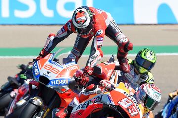 Jorge Lorenzo perdió el control de su moto en la primera curva del Gran Premio Premio de Aragón y abandonó la carrera tras una aparatosa caída.