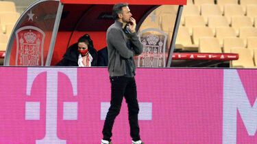Spain's coach Luis Enrique stands on the sideline during the UEFA Nations League footbal match between Spain and Germany at La Cartuja stadium in Seville on November 17, 2020. (Photo by CRISTINA QUICLER / AFP)