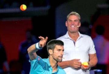 El seis veces campe車n del Abierto de Australia, Novak Djokovic, ha presentado un espect芍culo de tenis y entretenimiento en v赤speras del primer Grand Slam del a?o en el Margaret Court Arena para recaudar fondos para su Fundaci車n, que apoya la educaci車n preescolar de calidad para los ni?os.