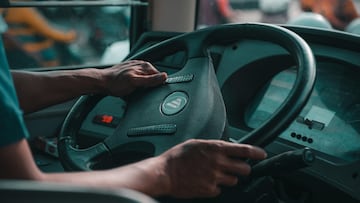 Se pone a lavar coches en su baja laboral, la empresa ‘caza’ al autobusero con la faena y la Justicia confirma el despido como procedente