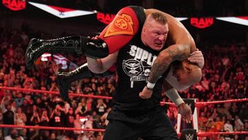 Brock Lesnar aplica un F5 a Ricochet durante Raw.