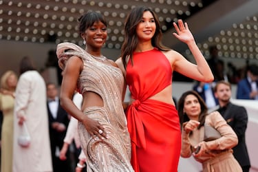 Aja Naomi King y Gemma Chan durante la alfombra roja del Festival de Cannes 2023.