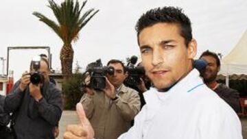 <b>A LA CARRERA. </b>Navas salió disparado tras atender algo menos de un minuto a la prensa. Sólo se paró un instante con los fotógrafos.