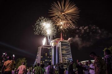 People watch fireworks launching at the Pearl of Africa Hotel to celebrate a New Year in Kampala on January 1, 2019. (Photo by Badru Katumba / AFP)