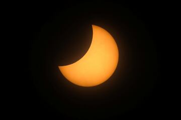 Vista del eclipse solar parcial desde Mazatlán, México.