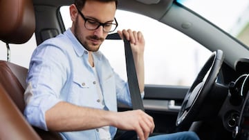 ¿Quién paga la multa si un pasajero no lleva el cinturón de seguridad en el coche?