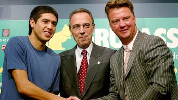 De izquierda a derecha, Juan Román Riquelme, Joan Gaspart y Louis Van Gaal, durante la presentación del jugador argentino el 15 de julio de 2002.