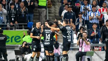 AME6041. MONTERREY (MÉXICO), 01/02/2025.- Jugadores de Monterrey celebran un gol este sábado, en un partido de la jornada 5 del Torneo Clausura 2025 Liga MX entre Monterrey y Necaxa en el estadio BBVA de la ciudad de Monterrey (México). EFE/ Miguel Sierra