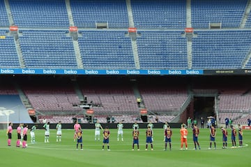 Minuto de silencio en el Camp Nou en memoria del recientemente fallecido Toni Bruins, ayudante del Dream Team de Cruyff.