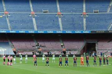 Minuto de silencio en el Camp Nou en memoria del recientemente fallecido Toni Bruins, ayudante del Dream Team de Cruyff.