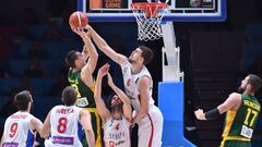 Serbia&#039;s center Ognjen Kuzmic defends against Lithuania&#039;s forward Jonas Maciulis (Top L) during the semi-final basketball match between Serbia and Lithuania at the EuroBasket 2015 in Lille, northern France, on September 18, 2015.  AFP PHOTO / PHILIPPE HUGUEN
