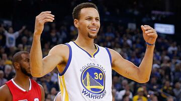 Aunque su salario de $12.1 millones de dólares en la campaña podría parecer bajo para su nivel, el contrato de Curry con los Warriors le garantiza $200 mdd en cinco años. En 2017, Stephen ganó $47.3 millones de dólares gracias a sus patrocinadores; siendo Under Armour el más importante.