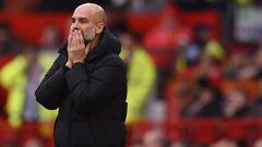 El técnico español del Manchester City, Pep Guardiola, reacciona durante el partido de fútbol de la Premier League inglesa entre el Manchester United y el Manchester City en Old Trafford en Manchester, noroeste de Inglaterra, el 6 de noviembre de 2021.