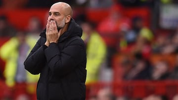 El técnico español del Manchester City, Pep Guardiola, reacciona durante el partido de fútbol de la Premier League inglesa entre el Manchester United y el Manchester City en Old Trafford en Manchester, noroeste de Inglaterra, el 6 de noviembre de 2021.