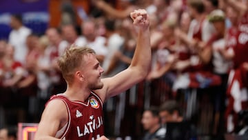 Arturs Zagars celebra el triunfo sobre Francia.