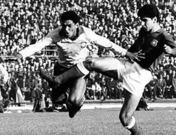 Garrincha, la figura de Brasil y del Mundial, durante el partido de la Roja ante Brasil, duelo válido por las semifinales del Mundial de 1962. Fue el primer enfrentamiento entre ambos en Copas del Mundo.