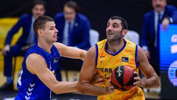 Ioannis Bourousis busca la canasta con la defensa de Apic.