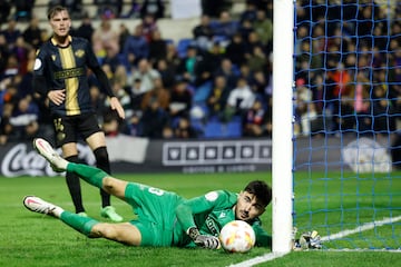 El portero del CF Intercity , Gaizka Campos, evita que el balón entre en su portería.